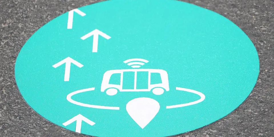 Marquage spécial pour le projet pilote sur la conduite autonome à Frankfurt-Riederwald